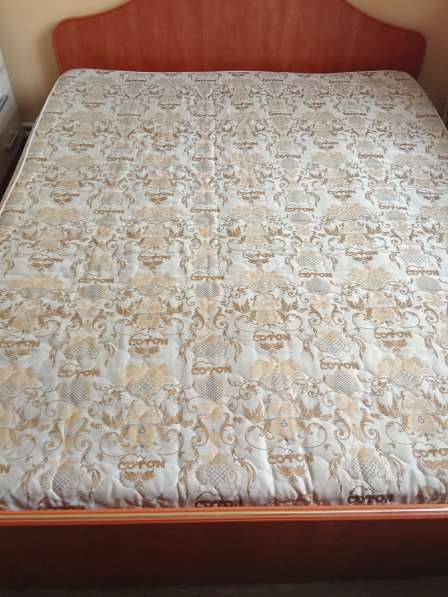 Продам двуспальную кровать в Омске