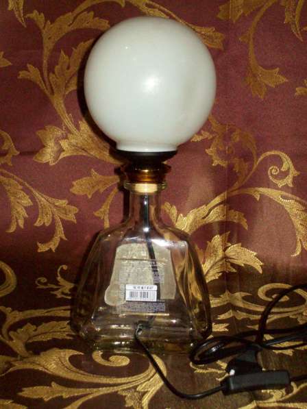 Оригинальный дизайнерский настольный светильник из бутылки в фото 4