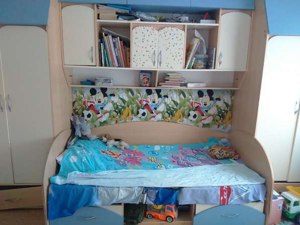 Детская мебель: кровать, 2 шкафа, полка в 