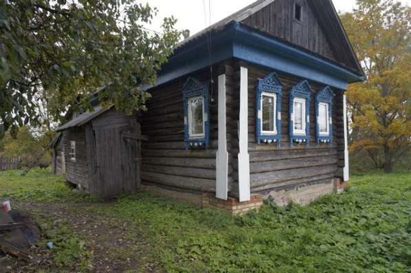 Бревенчатый рубленый дом на фундаменте, в тихой деревне