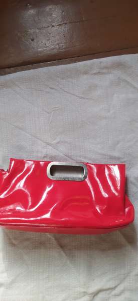 Продам красную сумку из искусственной кожи