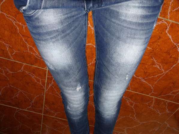 Стильные потертые синие джинсы скины 25 размер в фото 3