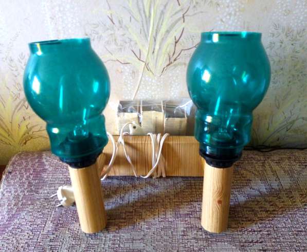 Настенный светильник с двумя зелеными плафонами