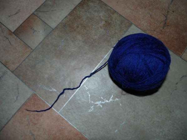 Отдам Даром клубок ниток для вязанья цвет электрический синий