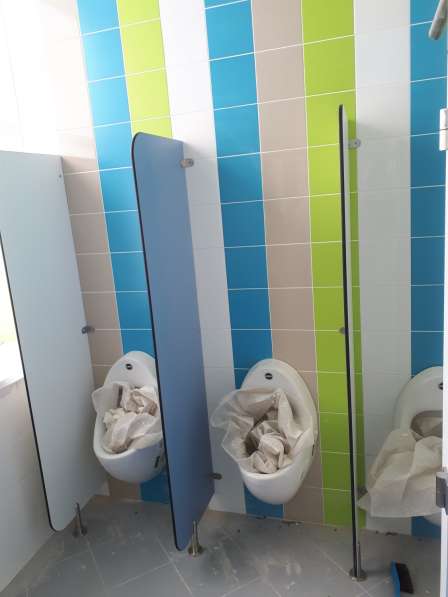 Туалетные сантехнические перегородки, пластик панели HPL в Москве фото 14