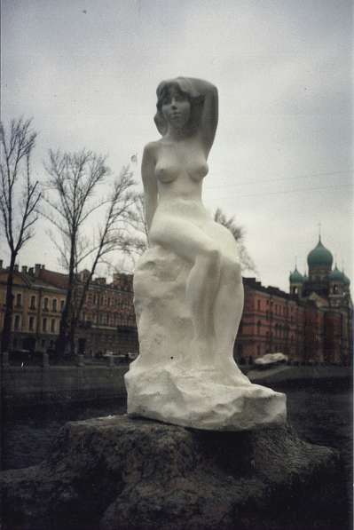 Скульптура обнажённой девушки