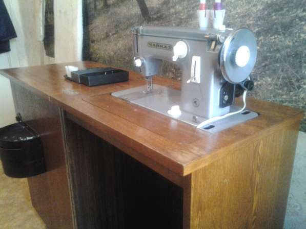 Швейная машина «Чайка 2» с электрическим приводом и тумбой в Нововоронеже