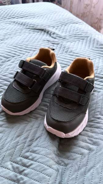 Продам детские кроссовки