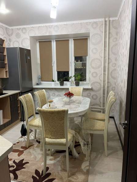 Продаю шикарный стол стульями!