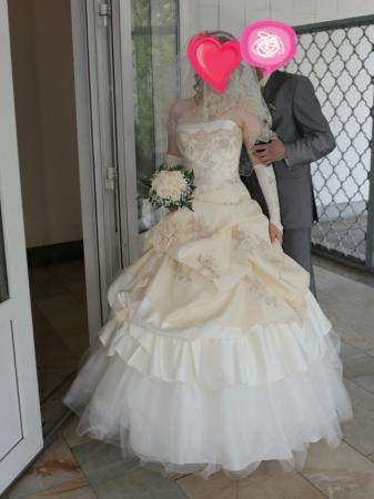 свадебное платье в комплекте с диадемой с жемчугом, перчатками и фатой