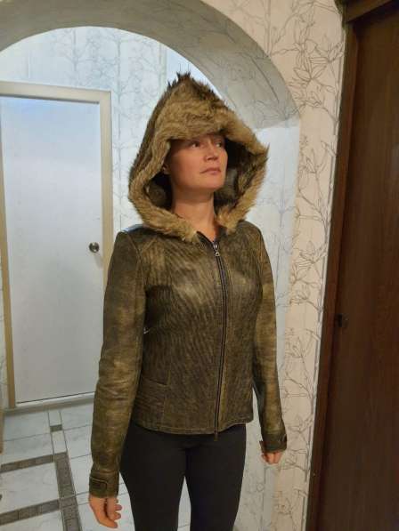Кожаная демисезонная куртка с капюшоном из меха волка в Москве фото 4