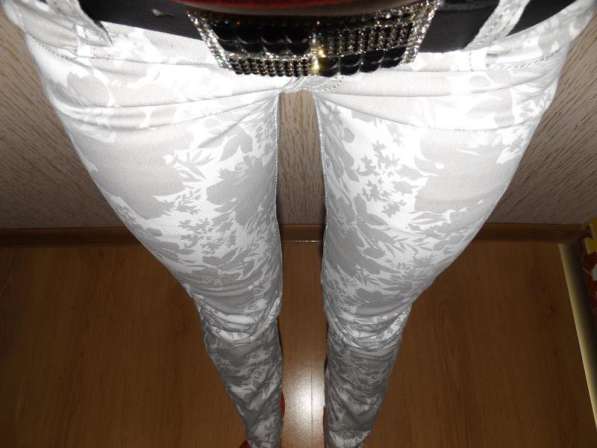 Белые джинсы 25 размер с принтом в фото 3