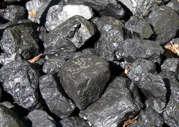 Уголь, антрацит для удобства расфасован в мешки