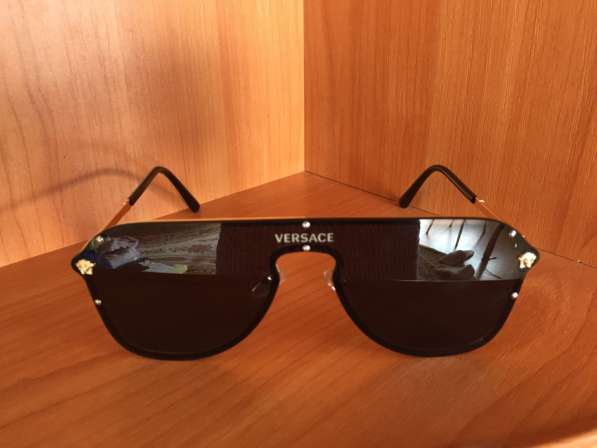 Солнцезащитные очки VERSACE в фото 3