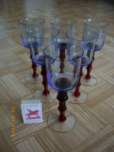 Оригинальные трехцветные бокалы для вина