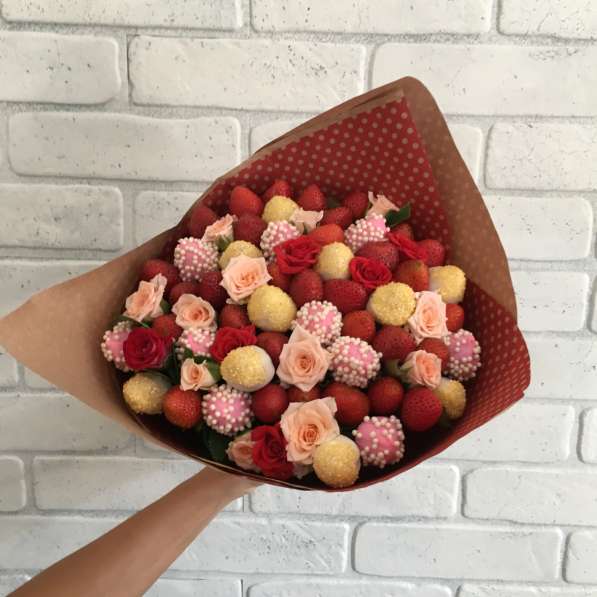 Букеты из клубники и ягоды в шоколаде в Краснодаре фото 6