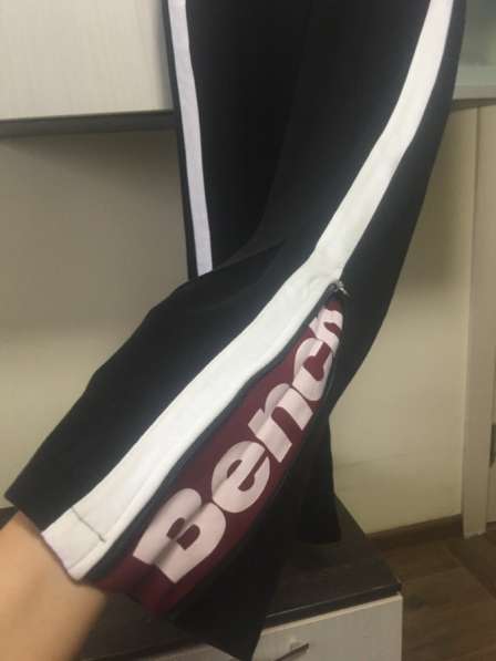 Новые спортивные штаны фирмы Bench, размер 42-44,цена 1000 р