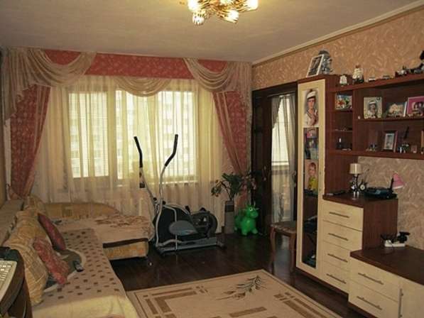 Сдам двухкомнатную квартиру в Ростове-на-Дону. Этаж 8. Есть балкон, кухонная мебель.