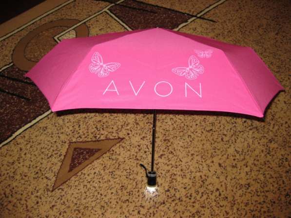 Ярко-розовый зонт со встроенным фонариком в ручке в фото 3