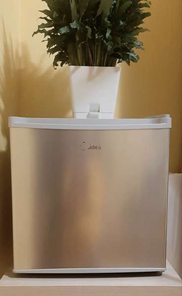Мини-холодильник 50см, Midea (модель MR1050W)