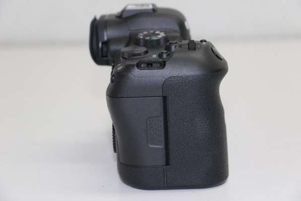 Canon EOS R6 20.1MP Mirrorless Camera - Black W/ 35MM 1:1.4