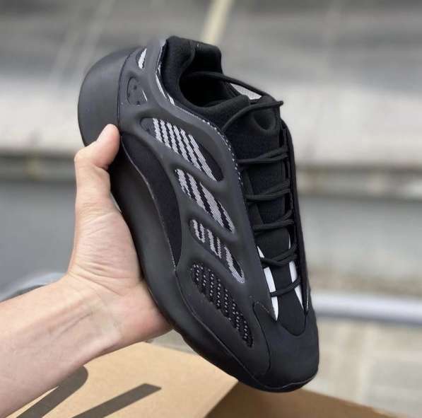Кроссовки Adidas Yeezy 700 в Невинномысске