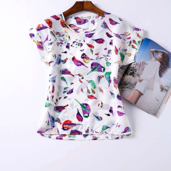 Яркая блузка с птичками в фото 8