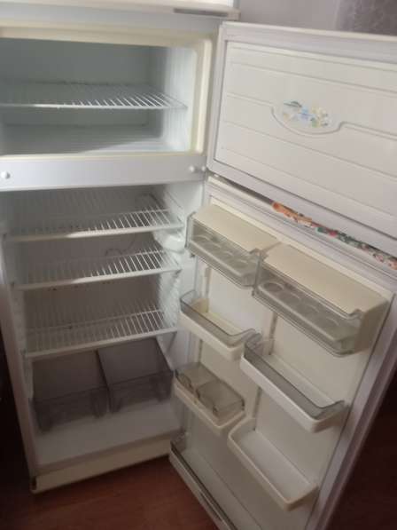 Продам двухкамерный холодильник Атлант б/у в Алуште