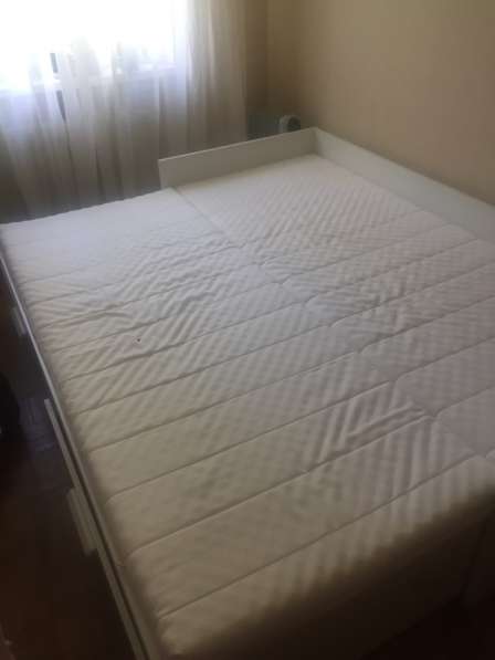 Продаю кровать-кушетку с 2 ящиками и матрасами, цвет белый в Санкт-Петербурге фото 3
