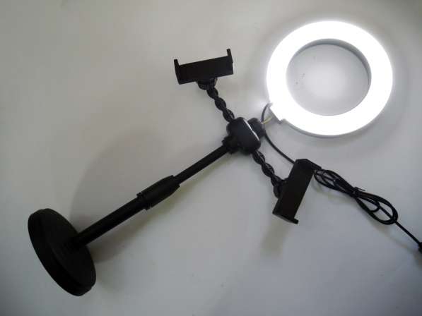 Кольцевая лампа настольная 16 см с двумя держателями в фото 4
