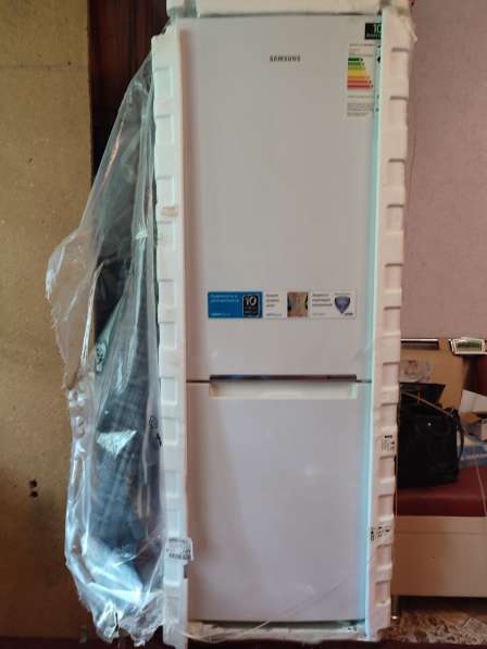 Продаю новый 2-х камерный холодильник в упаковке Samsung