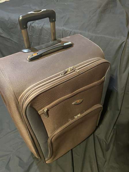 Дорожный чемодан на колесах