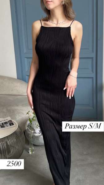 Черное облегающее платье