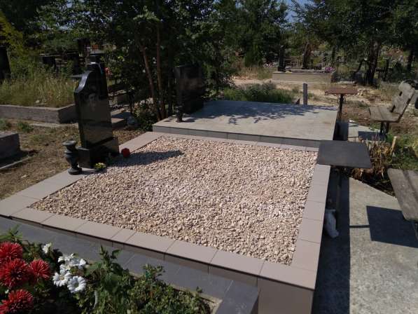 Укладка щебня на могилу в Севастополе