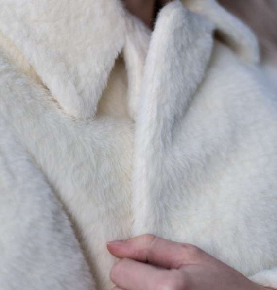 Шикарное белое пальто в Москве фото 5