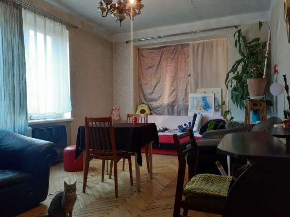 Просторная трехкомнатная квартира в Тбилиси