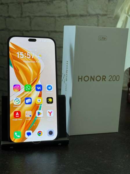 Honor 200 Lite в черном цвете