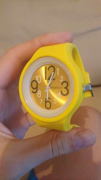 Желтые наручные часы