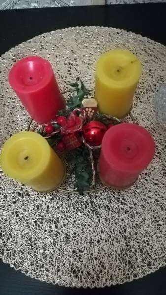 Подсвечники со свечами разных размеров и расцветок в фото 7