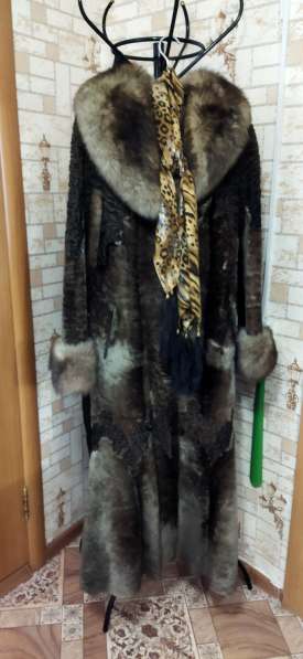 Продам шубу 44-46р-р, шарфик в подарок. Цена 10000рублей в Усть-Илимске