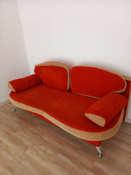 Раскладывающий диван б/у в фото 4