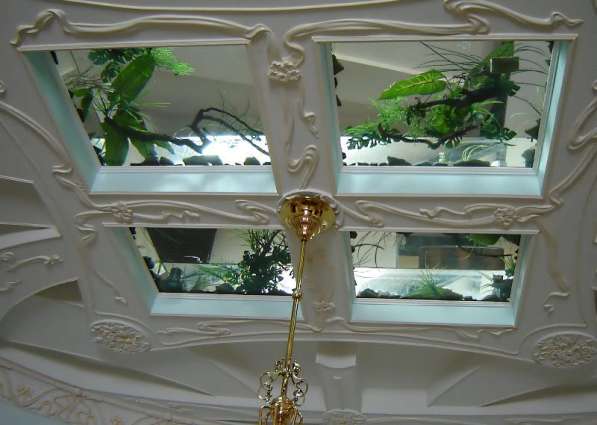 Стеклянные и зеркальные потолки в фото 3