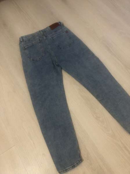 Голубые рваные джинсы в Владикавказе