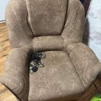 Кресло и стол в хорошем состоянии, в Ростове-на-Дону