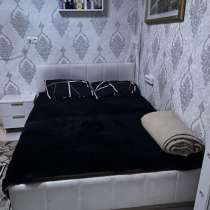 Продам двух-спальную кровать с матрасом, в Хабаровске