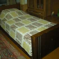 Деревянная кровать полуторка с 3 матрасными подушками, в г.Горловка