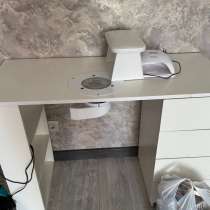 Продам стол и маникюрные принадлежности, в Оренбурге
