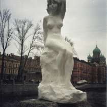 Скульптура обнажённой девушки, в Санкт-Петербурге