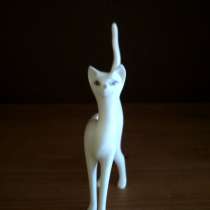 Кошка (скульптура из кости), в Москве
