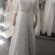 Свадебное платье с полушубком, в Москве